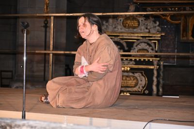 Eine frierende Bettlerin