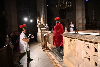 Martin und ein Soldat reiten heran.