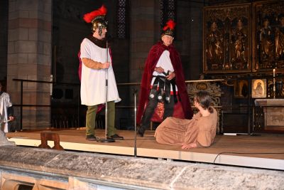 Martin sieht die Bettlerin an. 